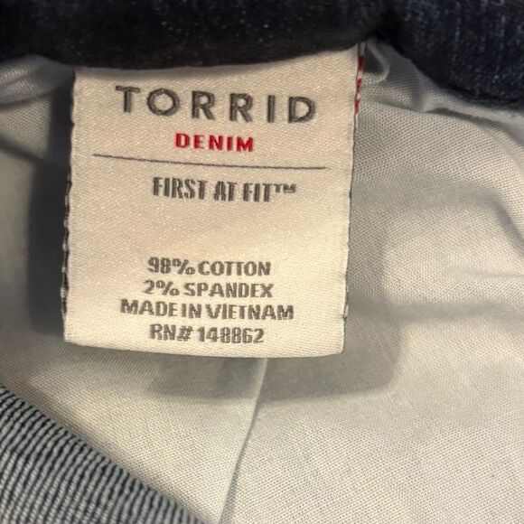 Torrid Keep It 100 5 Inch Rolled Hem Denim Shorts Womens Size 22 NWT - Picture 4 of 8